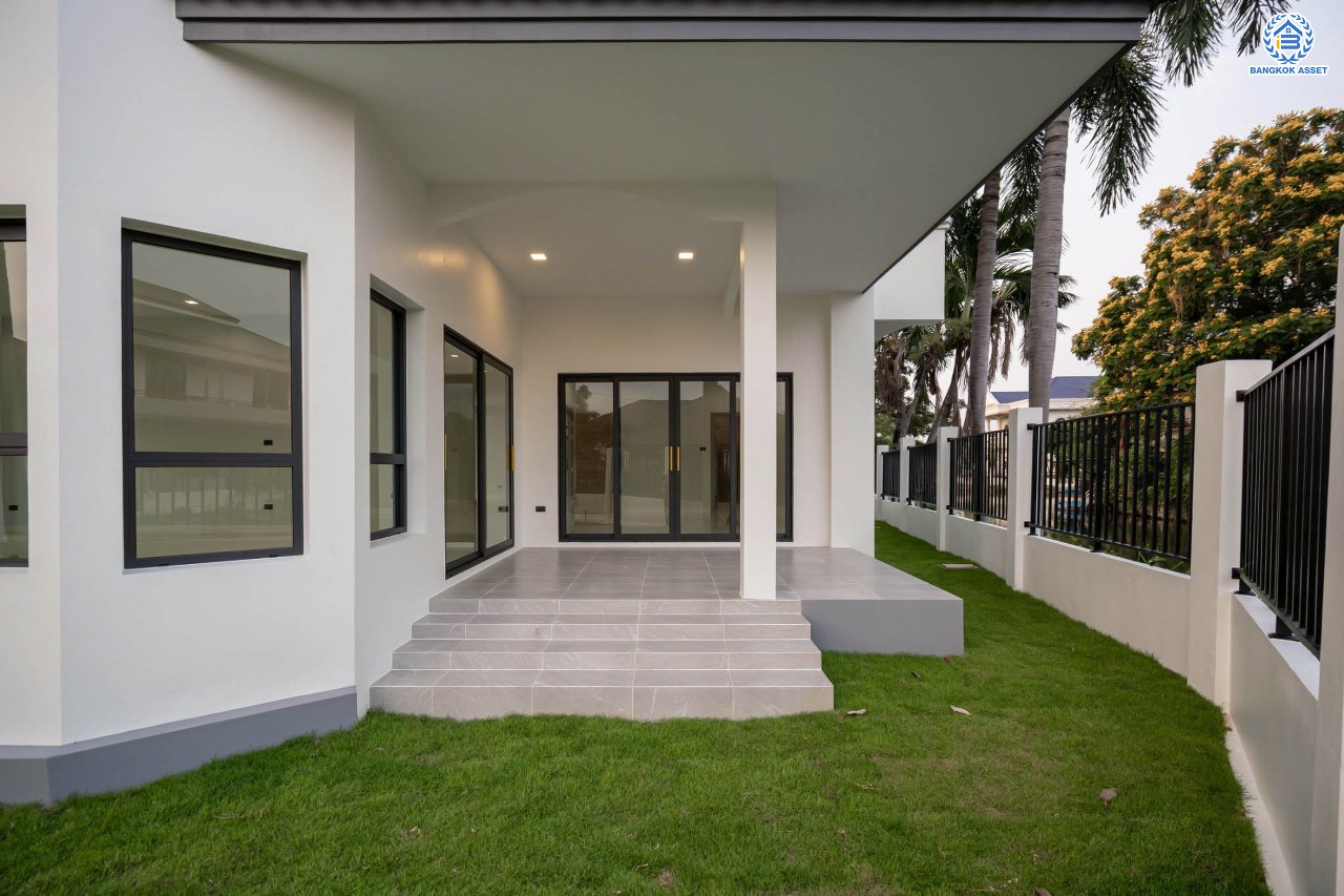 บ้านมือสองตกแต่งใหม่ โครงการ กฤษดานคร20 ปิ่นเกล้า-บรมราชชนนี บ้านหลังมุม ติดทะเลสาบ บนเนื้อที่กว้างมากถึง 238 ตร.ว. ตกแต่งด้วยวัสดุเกรดพรีเมี่ยม ฟังก์ชัน 5 ห้องนอน 6 ห้องน้ำ 1 ห้องอเนกประสงค์ 4 ที่จอดรถ พร้อมทั้งเปลี่ยนระบบไฟฟ้า สุขาภิบาล ทำเลศักยภาพ ติดถนนบรมราชชนนี ใกล้มหาวิทยาลัยมหิดล และเพียง 10 นาทีถึงเซ็นทรัล ปิ่นเกล้า